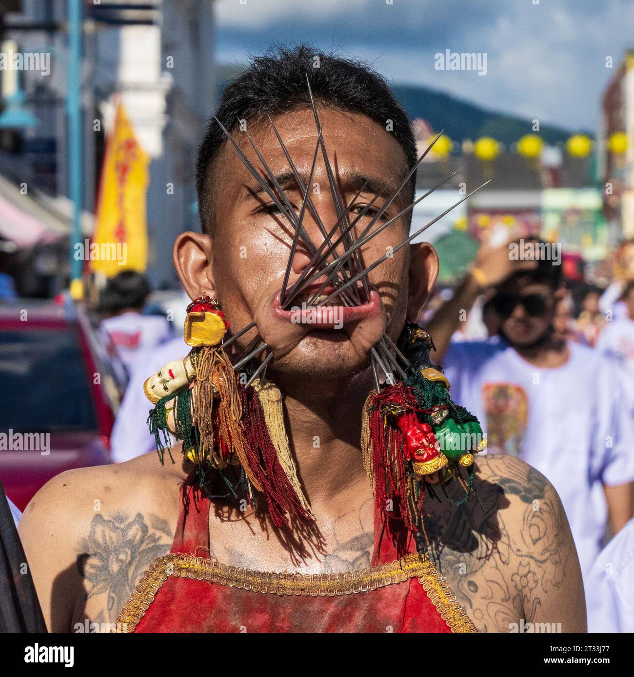 I piercing facciali estremi sono un elemento significativo dell'annuale Festival vegetariano di Phuket. Foto Stock