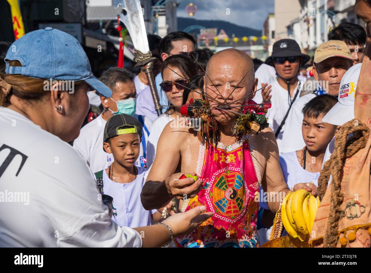 I piercing facciali estremi sono un elemento significativo dell'annuale Festival vegetariano di Phuket. Foto Stock