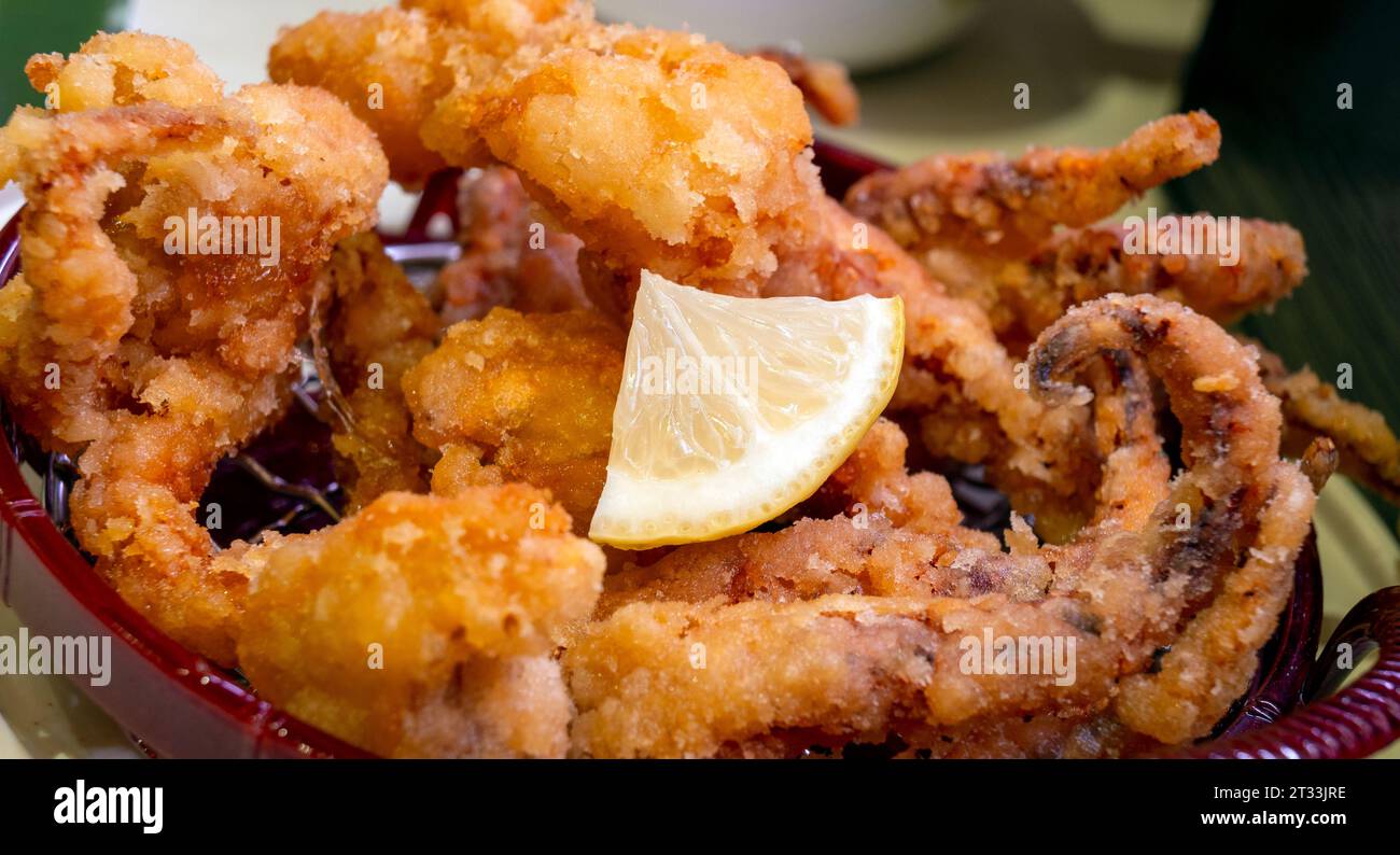 Sushi giapponese, Tempura Squid, ristorante giapponese, Hong Kong, Cina. Foto Stock