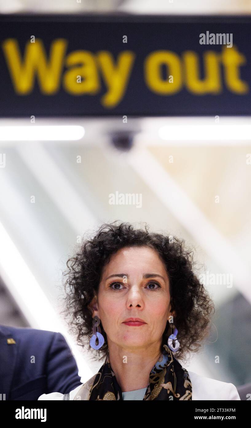 Sydney, Australia. 23 ottobre 2023. Il ministro degli Esteri belga Hadja Lahbib raffigurato durante una visita alla stazione della metropolitana di Barangaroo, un progetto BESIX WATPAC, durante la missione economica belga nel Commonwealth dell'Australia, a Sydney, lunedì 23 ottobre 2023. Una delegazione belga è in missione economica di 10 giorni in Australia dal 19 al 28 ottobre 2023. BELGA PHOTO BENOIT DOPPAGNE Credit: Belga News Agency/Alamy Live News Foto Stock