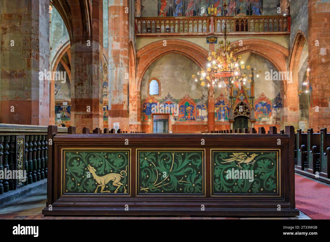 Strasburgo, Francia - 31 maggio 2023: Panche ornate e affreschi murali in stile neogotico nella navata della chiesa protestante di Saint Pierre le Jeune sulla grande Ile Foto Stock