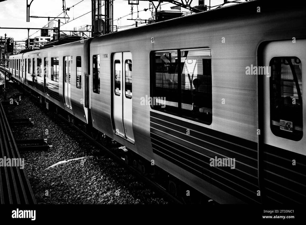 Tokyo, Giappone. 23 ottobre 2023. Un treno locale Seibu parte dalla stazione di Nerima per Ikebukero. La linea Seibu Ikebukuro (è¥¿Æ-¦Æ± è¢‹j·Š) è un collegamento ferroviario vitale a Tokyo, gestito dalla Seibu Railway. Collega Saitama a Ikebukuro, fungendo da linea di salvezza per gli spostamenti quotidiani e le esigenze di viaggio di residenti e visitatori, migliorando la connettività regionale con il servizio di corsa che serve pendolari sulla Tokyo Metro Fuktoshin e (Credit Image: © Taidgh Barron/ZUMA Press Wire) SOLO PER USO EDITORIALE! Non per USO commerciale! Foto Stock