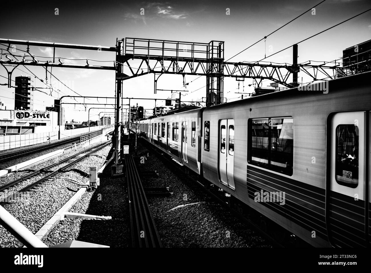 Tokyo, Giappone. 23 ottobre 2023. Un treno locale Seibu parte dalla stazione di Nerima per Ikebukero. La linea Seibu Ikebukuro (è¥¿Æ-¦Æ± è¢‹j·Š) è un collegamento ferroviario vitale a Tokyo, gestito dalla Seibu Railway. Collega Saitama a Ikebukuro, fungendo da linea di salvezza per gli spostamenti quotidiani e le esigenze di viaggio di residenti e visitatori, migliorando la connettività regionale con il servizio di corsa che serve pendolari sulla Tokyo Metro Fuktoshin e (Credit Image: © Taidgh Barron/ZUMA Press Wire) SOLO PER USO EDITORIALE! Non per USO commerciale! Foto Stock