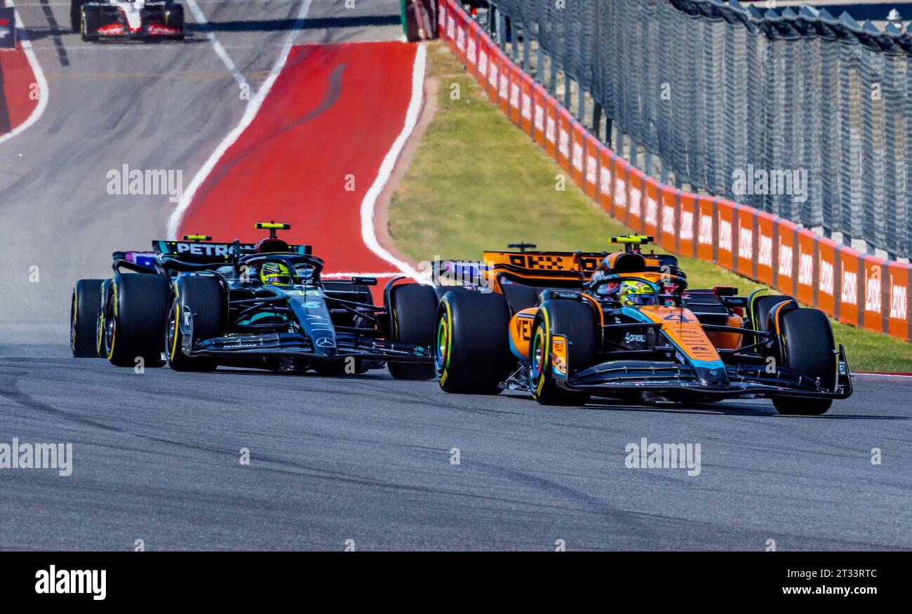 Austin, Texas - 22 ottobre 2023: Lando Norrris pilota della 4 McLaren F1, guida Lewis Hamilton nel Gran Premio degli Stati Uniti di Lenovo sul circuito delle Americhe. Crediti: Nick Paruch / Alamy Live News Foto Stock