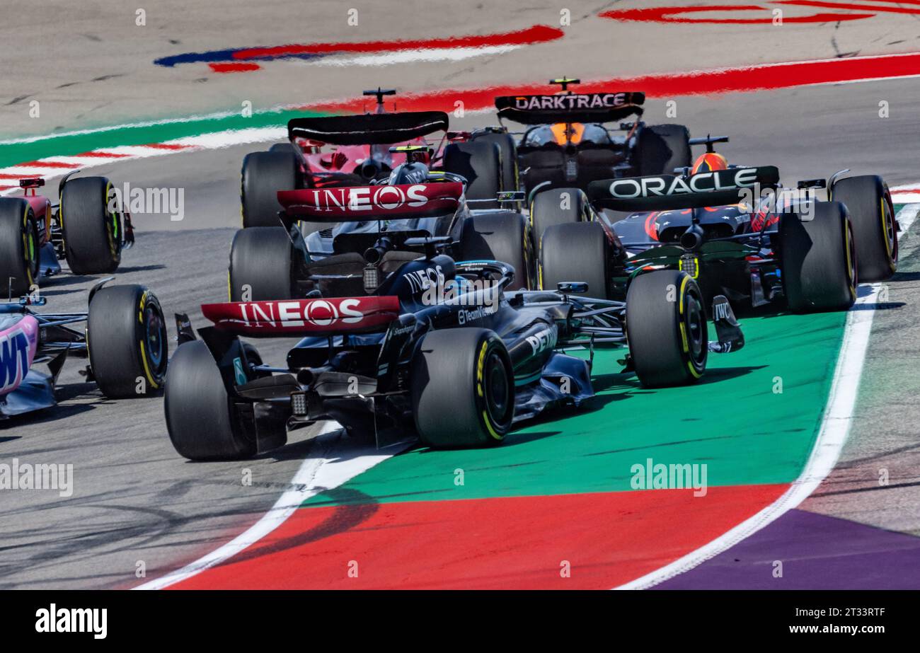 Austin, Texas - 22 ottobre 2023: Il pacco di testa che lascia la curva 1 nel Gran Premio degli Stati Uniti di Lenovo sul circuito delle Americhe. Crediti: Nick Paruch / Alamy Live News Foto Stock