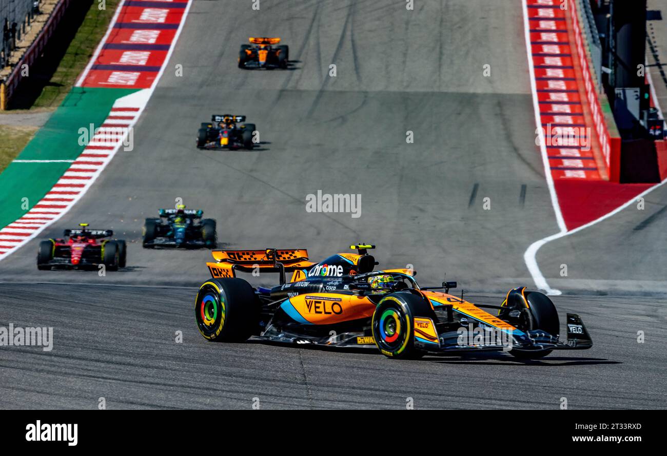 Austin, Texas - 22 ottobre 2023: Lando Norrris pilota della 4 McLaren F1, guida il gruppo nel Gran Premio degli Stati Uniti di Lenovo sul circuito delle Americhe. Crediti: Nick Paruch / Alamy Live News Foto Stock