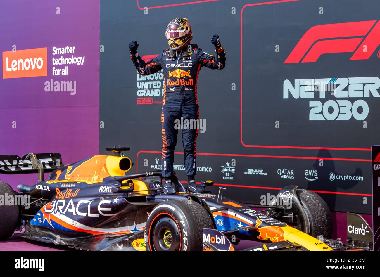 Austin, Texas - 22 ottobre 2023: Max Verstappen, pilota della Oracle Red Bull F1 n. 1, festeggia una vittoria dopo aver vinto il suo 50° Gran Premio al Gran Premio degli Stati Uniti di Lenovo sul circuito delle Americhe. Crediti: Nick Paruch / Alamy Live News Foto Stock