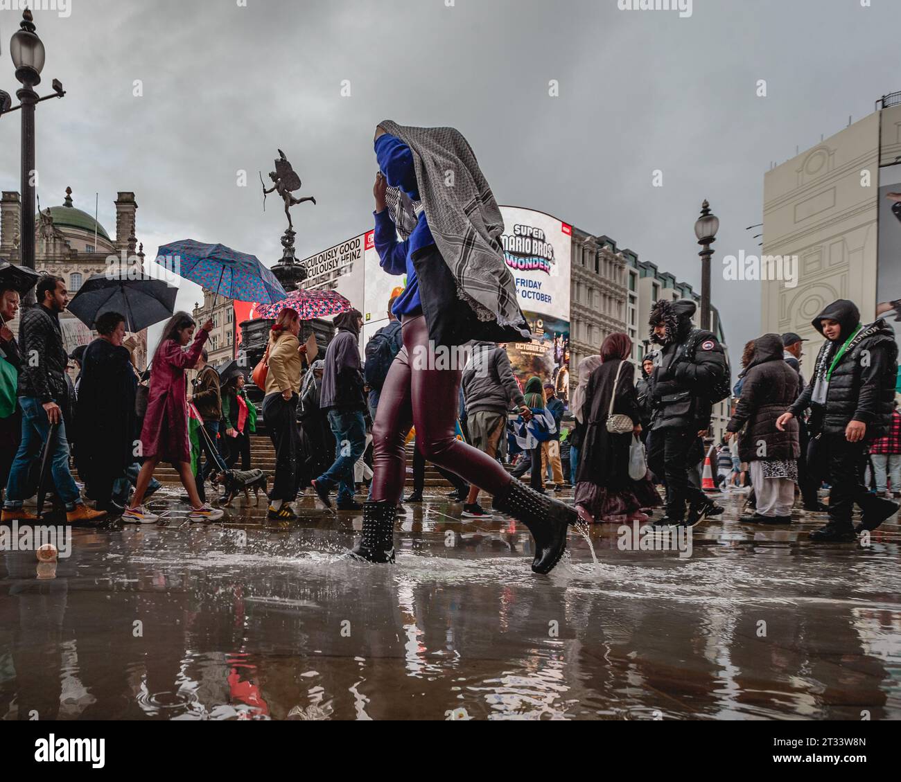 Marciando attraverso Piccadilly Circus a Londra a sostegno della Palestina. Foto Stock