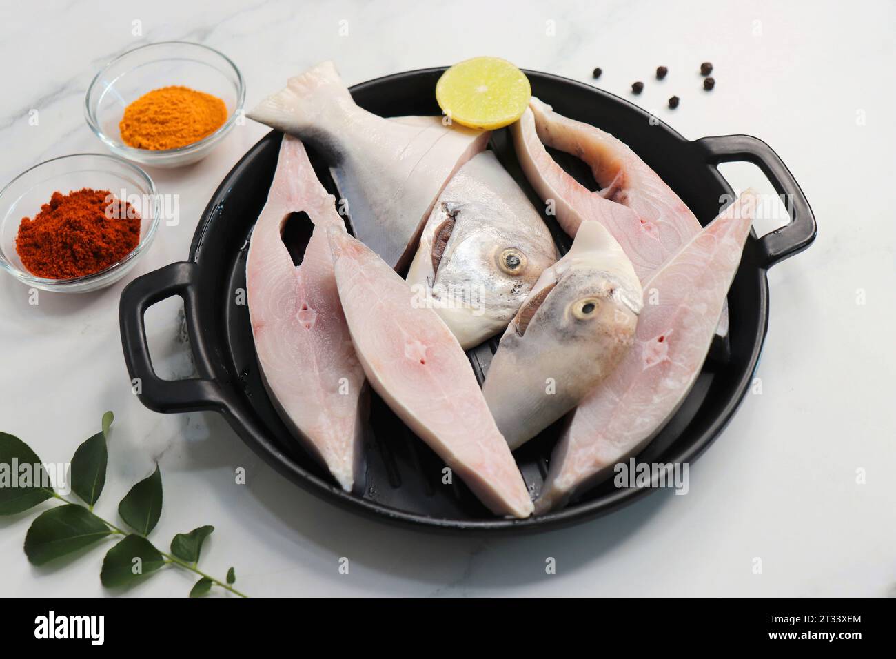 Pesce fresco integrale al Pomfret d'argento o burro o poplet tagliato a fette. pulito e pronto per friggere insieme alle spezie. ingredienti e ricette Foto Stock