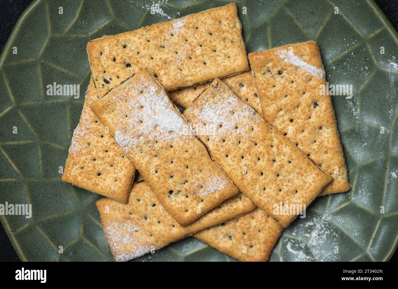 Barrette energetiche dolci con mela e cannella su sfondo grigio-blu. Vista dall'alto Foto Stock