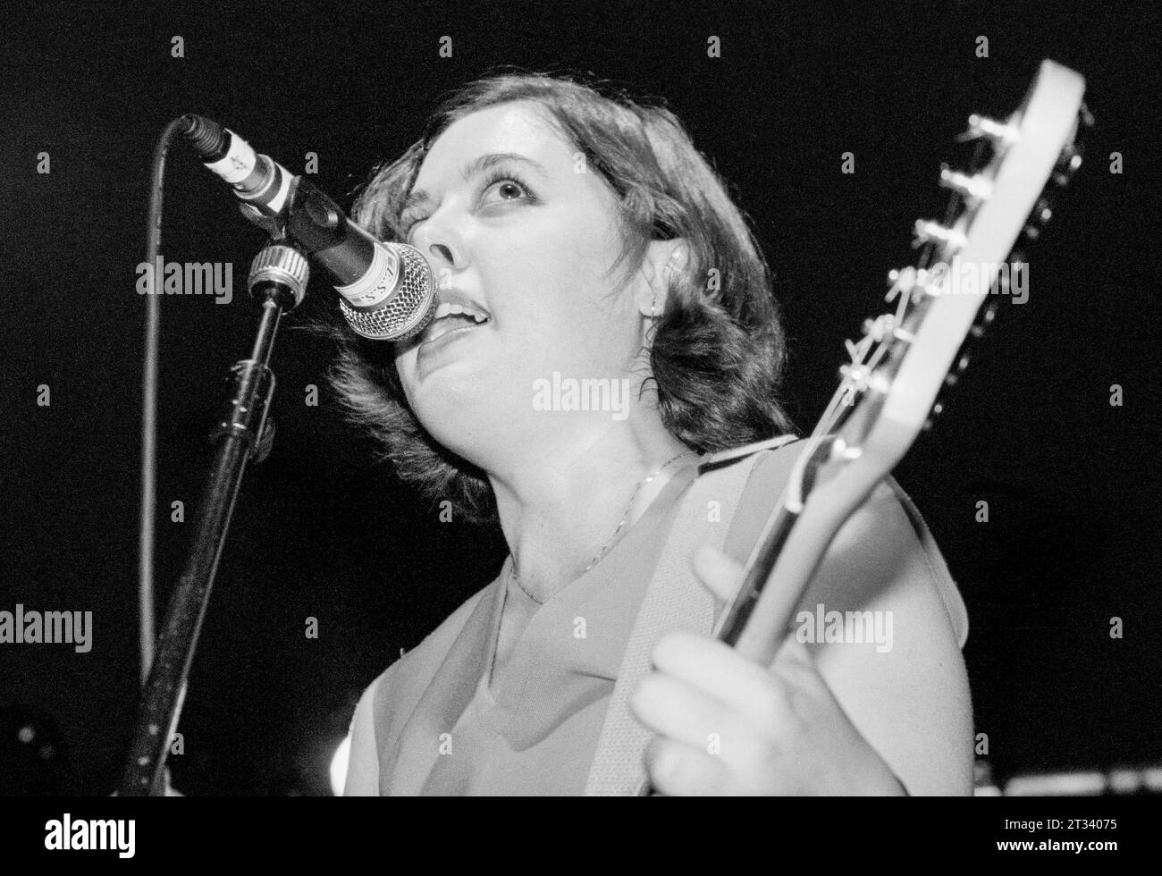 Corin Tucker, della band americana Sleater-Kinney, sul BBC radio One Session Stage al Reading Festival, Reading, Regno Unito, il 27 agosto 2000. Foto: Rob Watkins. INFO: Sleater-Kinney, un'iconica band punk rock americana, emerse negli anni '90 con un sound femminista e post-punk. Il trio, con Corin Tucker, Carrie Brownstein e Janet Weiss, ha creato album influenti come Dig me Out e The Woods, contribuendo all'evoluzione della musica indie e Riot grrrl. Foto Stock