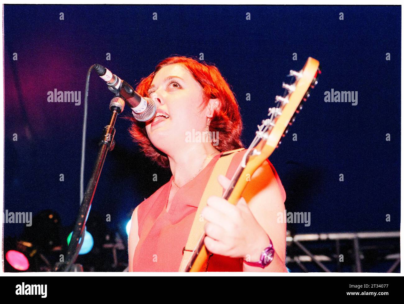 Corin Tucker, della band americana Sleater-Kinney, sul BBC radio One Session Stage al Reading Festival, Reading, Regno Unito, il 27 agosto 2000. Foto: Rob Watkins. INFO: Sleater-Kinney, un'iconica band punk rock americana, emerse negli anni '90 con un sound femminista e post-punk. Il trio, con Corin Tucker, Carrie Brownstein e Janet Weiss, ha creato album influenti come Dig me Out e The Woods, contribuendo all'evoluzione della musica indie e Riot grrrl. Foto Stock