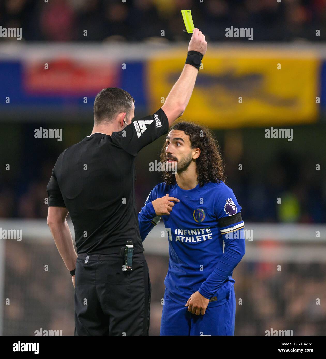 Londra, Regno Unito. 21 ottobre 2023. 21 ottobre 2023 - Chelsea contro Arsenal - Premier League - Stamford Bridge. Marc Cucurella del Chelsea riceve un cartellino giallo dall'arbitro Christopher Kavanagh durante la partita contro l'Arsenal. Credito immagine: Mark Pain/Alamy Live News Foto Stock