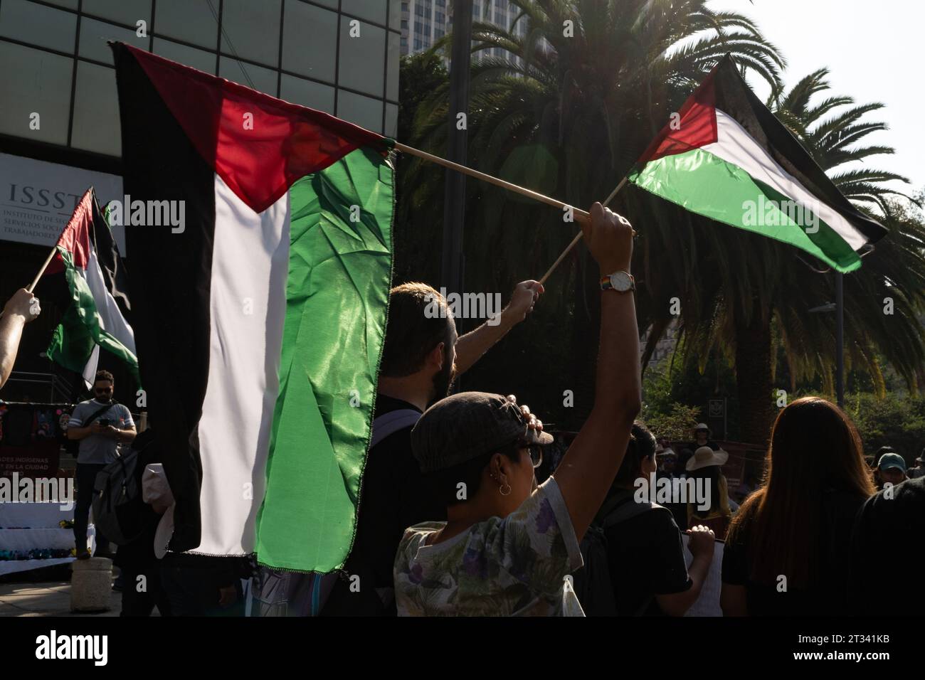 marcia pro-Palestina, città del Messico, Messico. 22 ottobre 2023. I manifestanti sventolano bandiere palestinesi. Migliaia di persone protestano a città del Messico, mentre cantano ripetutamente ÕItÕs non una guerra. ItÕs genocidio». Molte persone sventolavano bandiere palestinesi, altre indossavano un keffiyeh in solidarietà con il popolo palestinese. Vari gruppi formarono parte della marcia tra cui il Partito Comunista messicano, attivisti pro-aborto e gruppi LGBTQ. Crediti: Lexie Harrison-Cripps/Alamy Live News Foto Stock