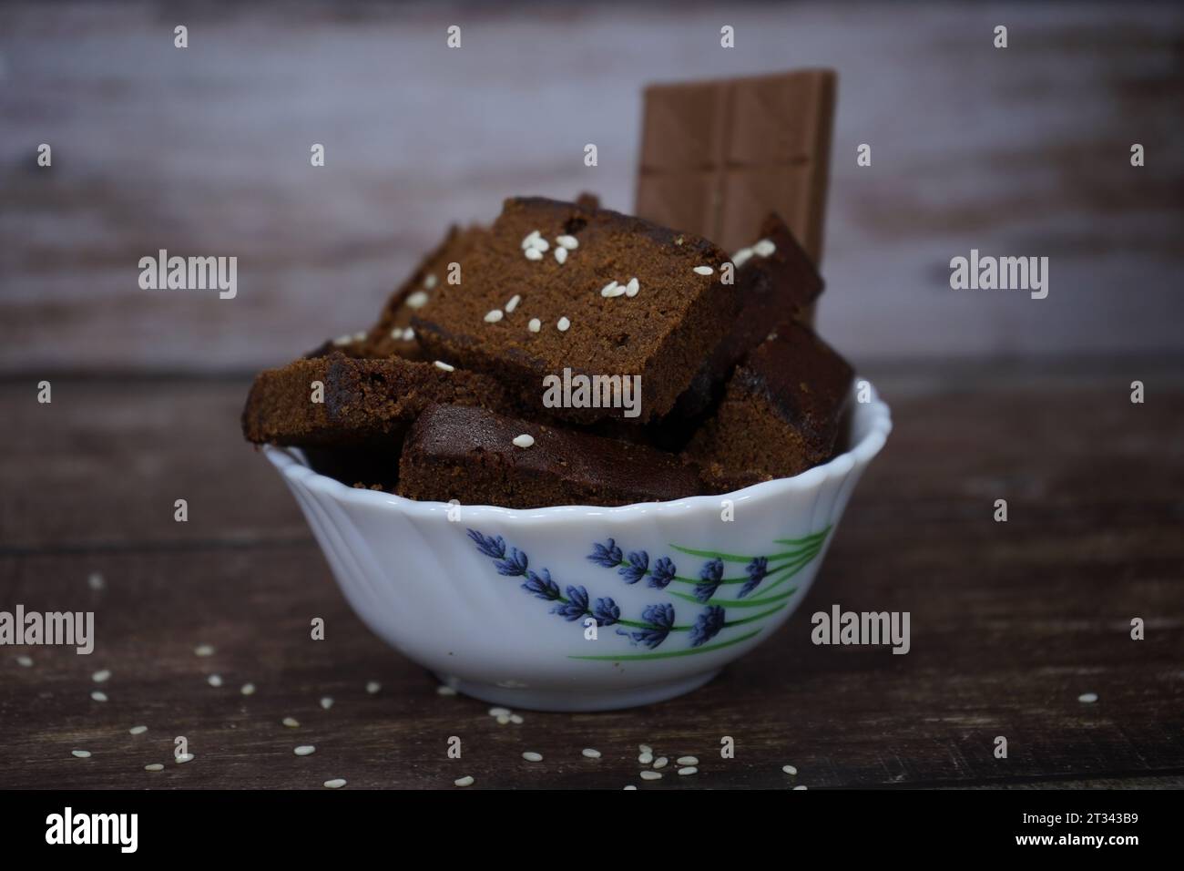 Un bel contenitore contiene un po' di torta al cioccolato Foto Stock