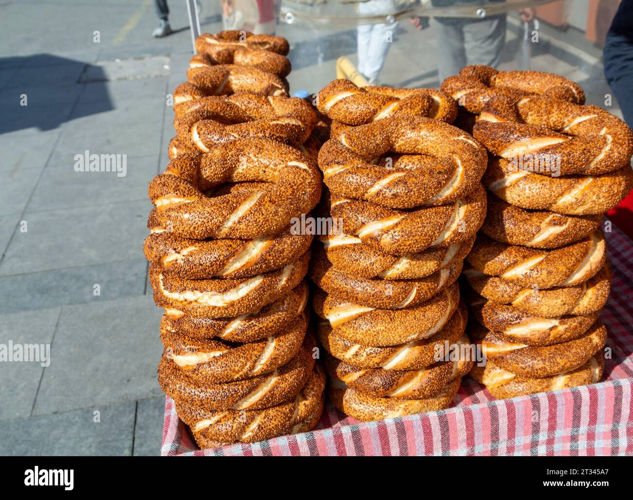Istanbul, Turchia, Simit è un cibo tradizionale di strada che è un pane con semi. Solo editoriale. Foto Stock
