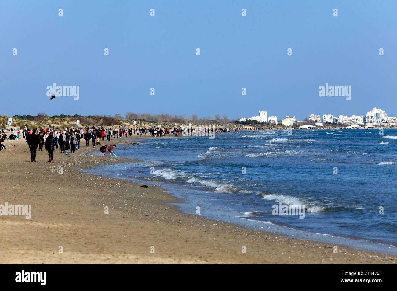 Passeggiate e attività da spiaggia in primavera sulla spiaggia di Grand Traverse. Mauguio Carnon, Occitanie, Francia Foto Stock