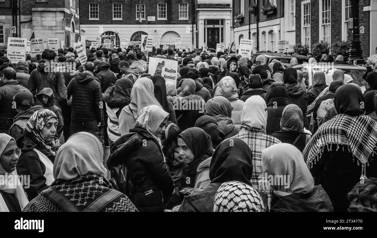 Migliaia di persone marciano e si riuniscono a Londra per sostenere i palestinesi. Foto Stock