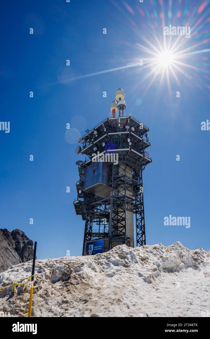 Torre di comunicazione su Klein Titlis, Monte Titlis, una montagna nelle Alpi Uri tra i cantoni di Obwalden e Berna sopra il villaggio di Engelberg Foto Stock