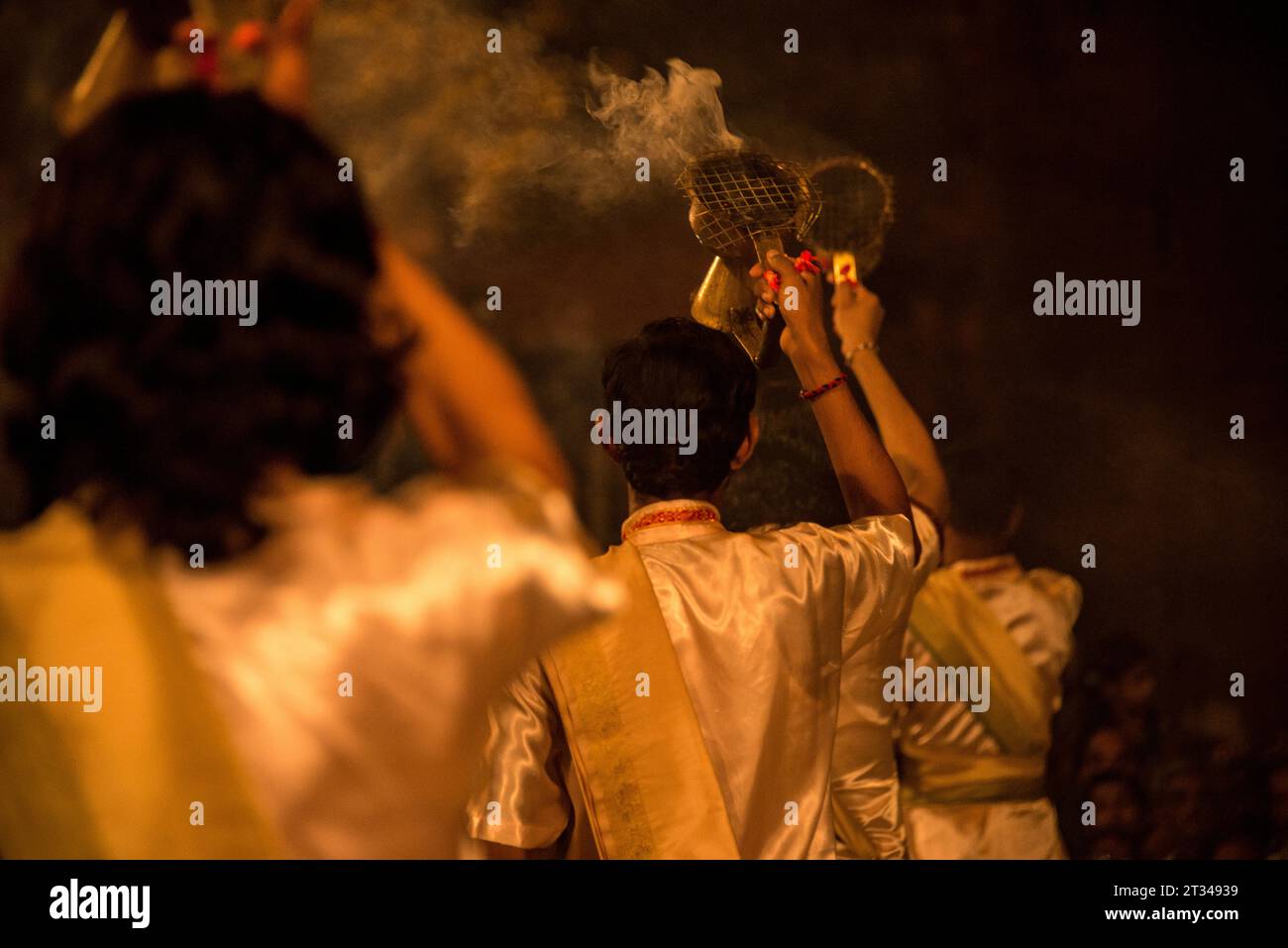 I sacerdoti indù bruciano l'Incense durante il Ganga Aarti a Dashaswamedh Ghat, Varanasi, Uttar Pradesh, India Foto Stock