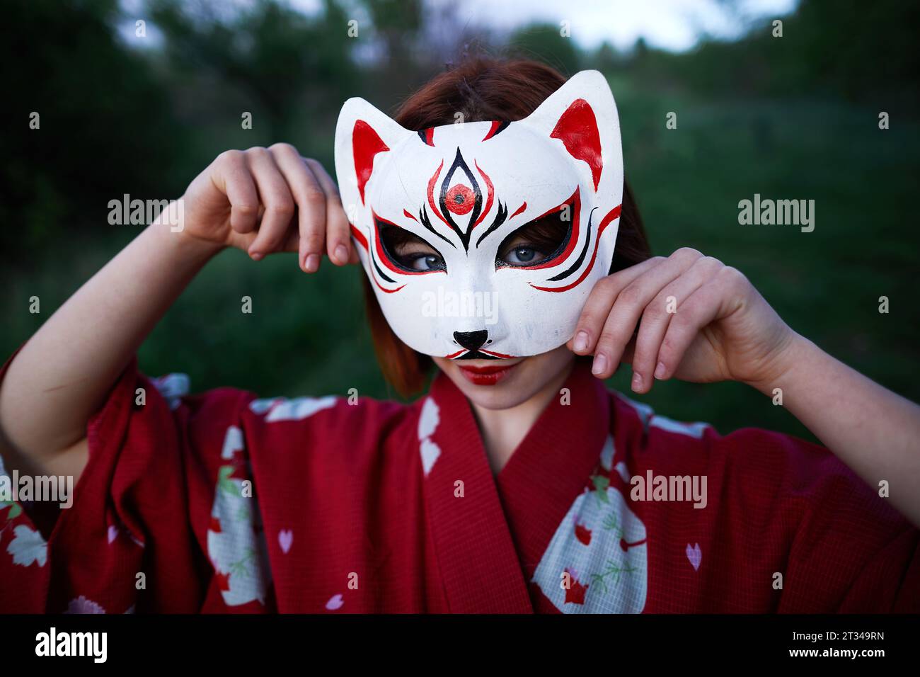 Ritratto di una ragazza in una maschera Foto Stock