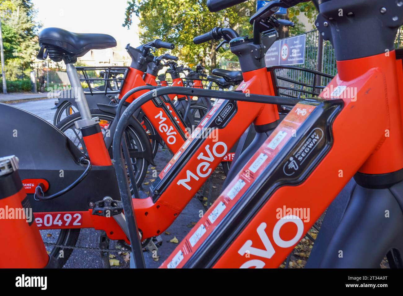 Danzica, Polonia 23 ottobre 2023 si vedono le biciclette elettriche Segway A200 parcheggiate nella stazione Mevo. E' in corso una prova del nuovo sistema di biciclette pubbliche. La flotta del sistema comprende 3.000 e-bike e diverse centinaia di biciclette tradizionali. (Foto di Vadim Pacajev / Alamy Live News) Foto Stock