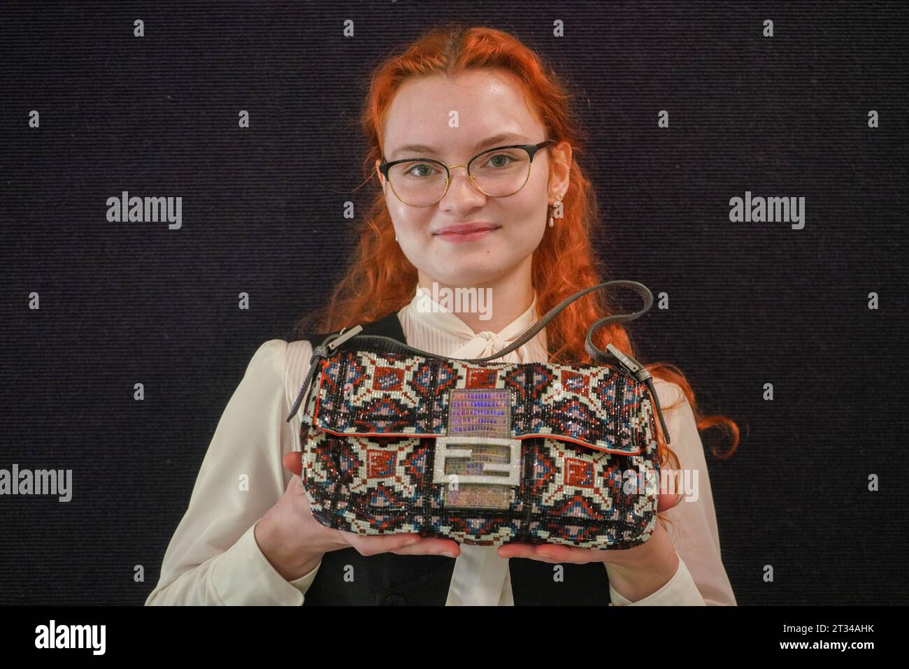 Londra , Regno Unito 23 ottobre 2023. Un assistente Bonhams tiene una Fendi: Una borsa baguette Lizard (Est) in rilievo e iridescente da £ 600 a £ 800 in anteprima alla vendita di borse di lusso Bonhams Designer. La vendita ha luogo il 25 ottobre presso Bonhams Knightsbridge .Credit amer ghazzal/Alamy Live News Foto Stock