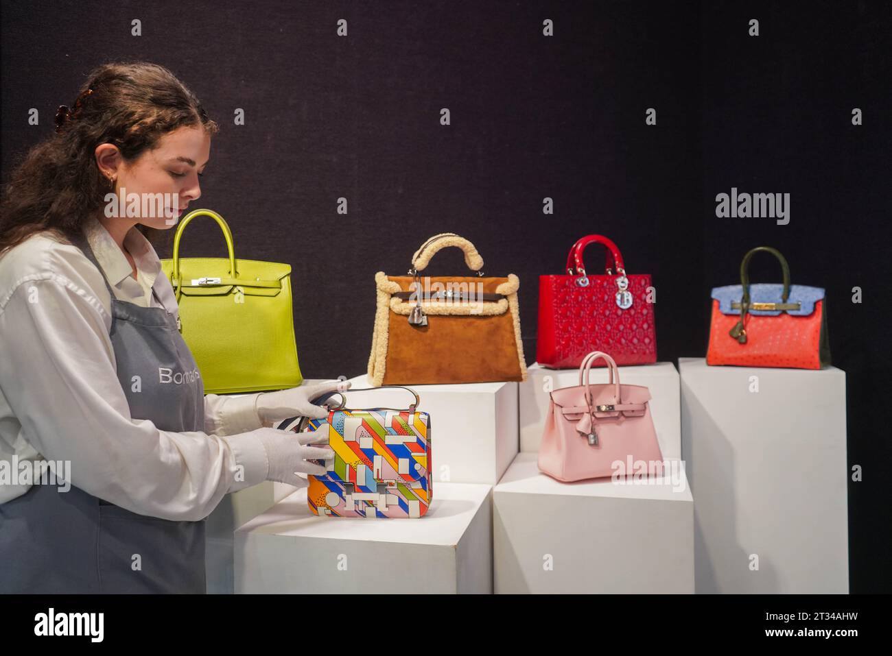 Londra , Regno Unito 23 ottobre 2023. Un assistente Bonhams con una collezione di borse di lusso firmate. La vendita ha luogo il 25 ottobre presso Bonhams Knightsbridge. .Credit amer ghazzal/Alamy Live News Foto Stock