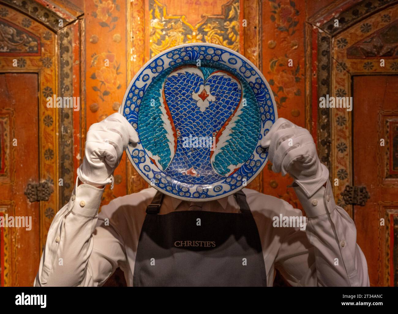 Christie's, Londra, Regno Unito. 23 ottobre 2023. La vendita di Art of the Islamic and Indian Worlds (compresi tappeti e tappeti) ha luogo il 26 ottobre. Le attrazioni principali includono: Piatto di ceramica Iznik, Turchia ottomana, c. 1580, stima 20.000-30.000. Crediti: Malcolm Park/Alamy Live News Foto Stock