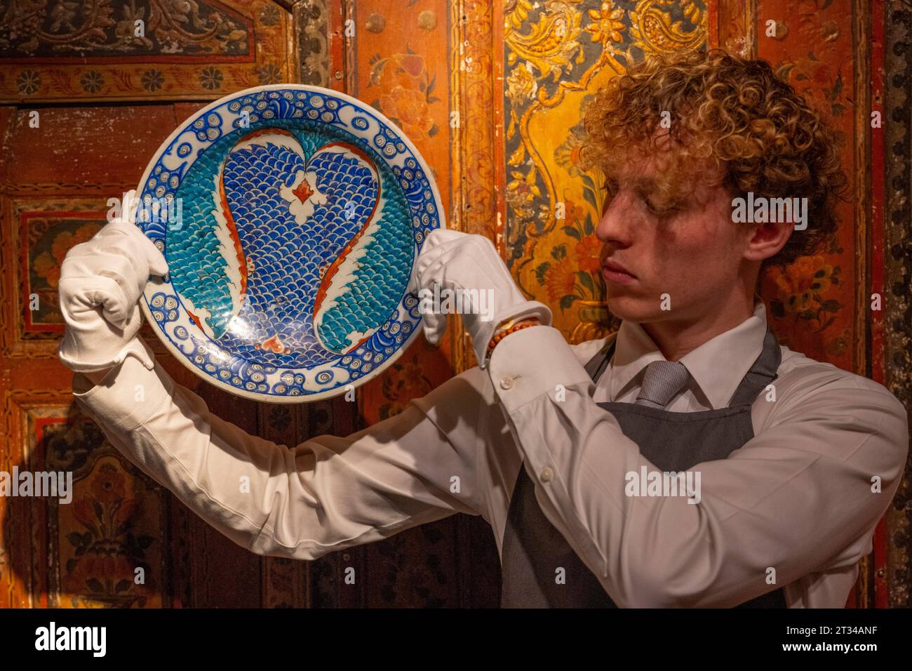 Christie's, Londra, Regno Unito. 23 ottobre 2023. La vendita di Art of the Islamic and Indian Worlds (compresi tappeti e tappeti) ha luogo il 26 ottobre. Le attrazioni principali includono: Piatto di ceramica Iznik, Turchia ottomana, c. 1580, stima 20.000-30.000. Crediti: Malcolm Park/Alamy Live News Foto Stock