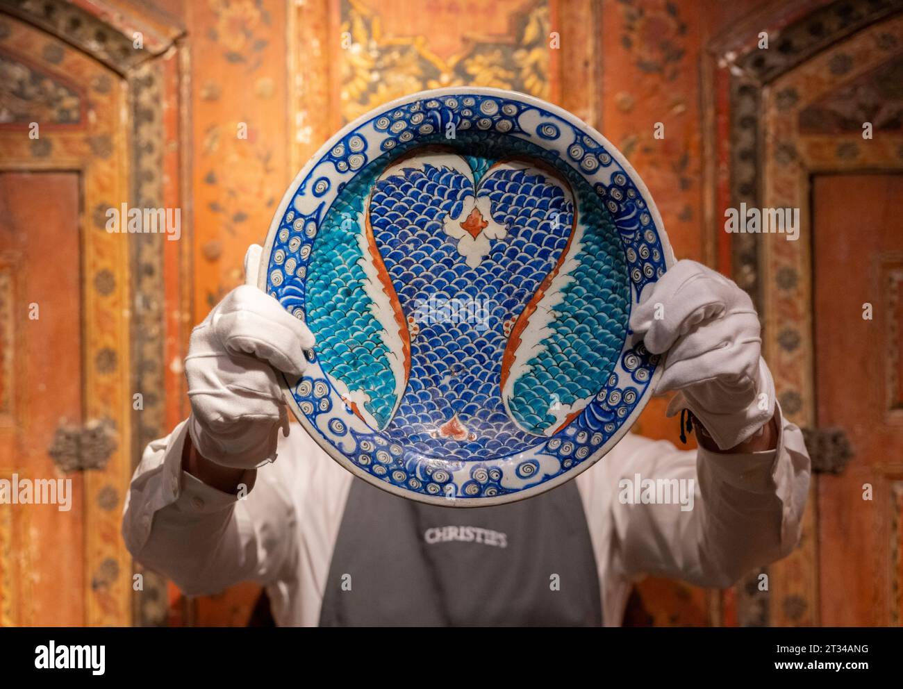 Christie's, Londra, Regno Unito. 23 ottobre 2023. La vendita di Art of the Islamic and Indian Worlds (compresi tappeti e tappeti) ha luogo il 26 ottobre. Le attrazioni principali includono: Piatto di ceramica Iznik, Turchia ottomana, c. 1580, stima 20.000-30.000. Crediti: Malcolm Park/Alamy Live News Foto Stock