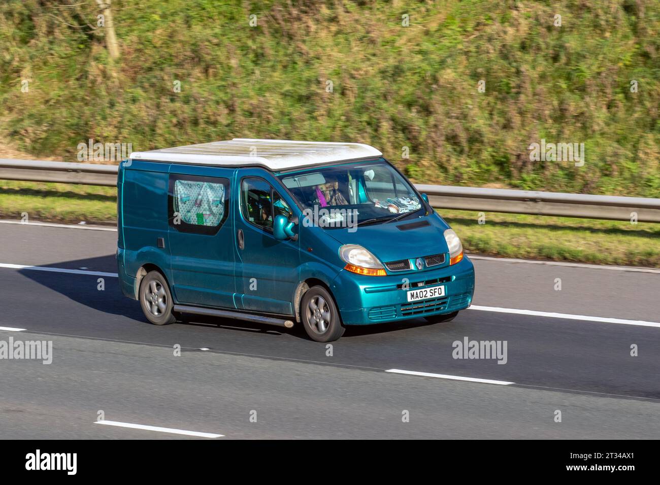 2002 Renault Trafic Sl27 DCI 80 SWB DCI 80 SL SWB Green LCV pannello finestrino Van Diesel 1870 cc; viaggia a velocità sostenuta sull'autostrada M6 a Greater Manchester, Regno Unito Foto Stock