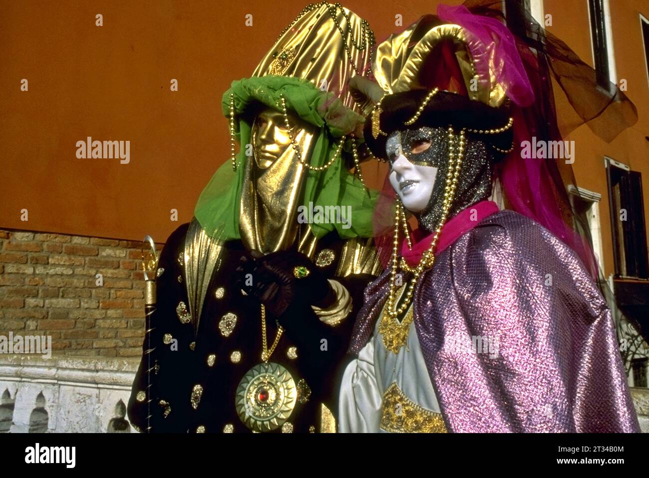 Carnevale di Venezia: Primo piano di due persone in costumi da carnevale. Foto Stock