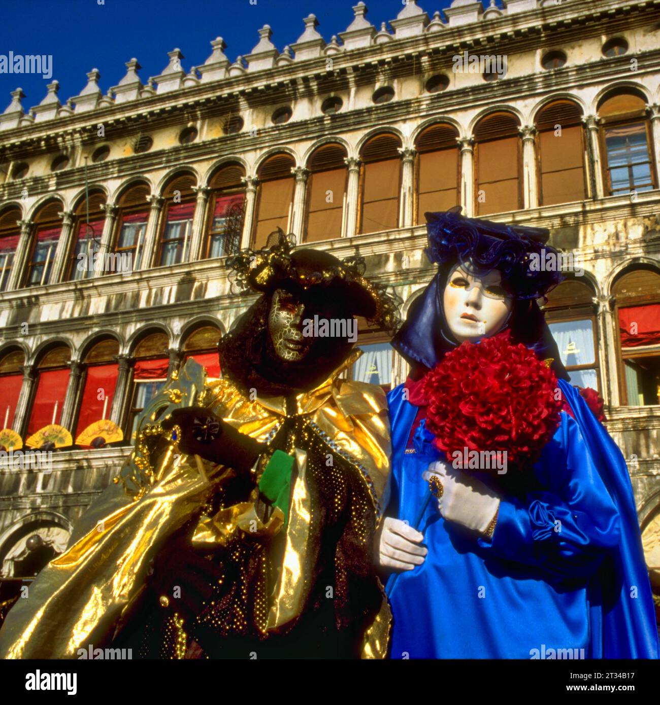Carnevale di Venezia: Primo piano di due persone in costumi da carnevale. Foto Stock