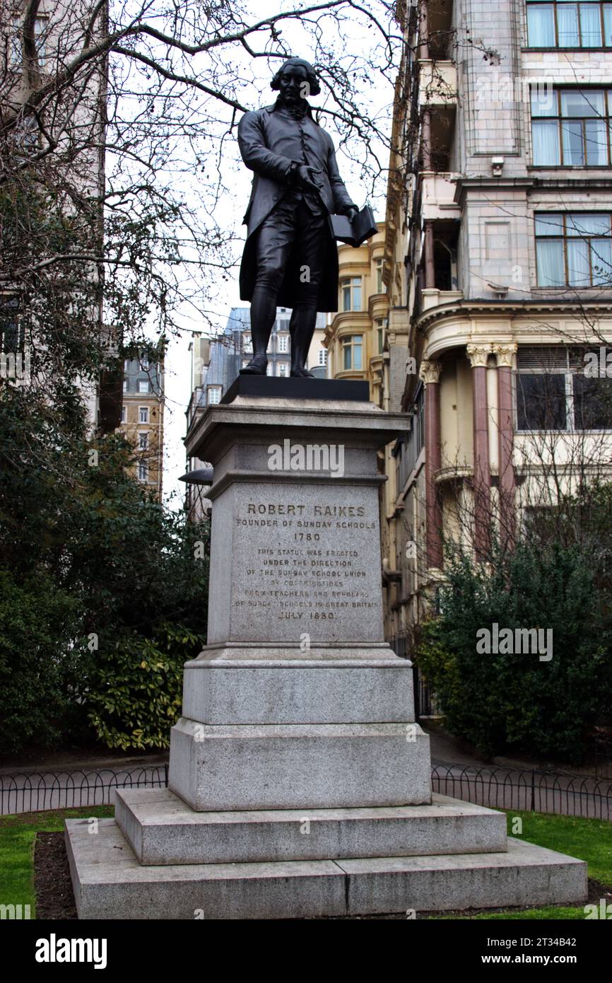 Statua di Robert Raikes, Victoria Embankment, Londra, Regno Unito Foto Stock
