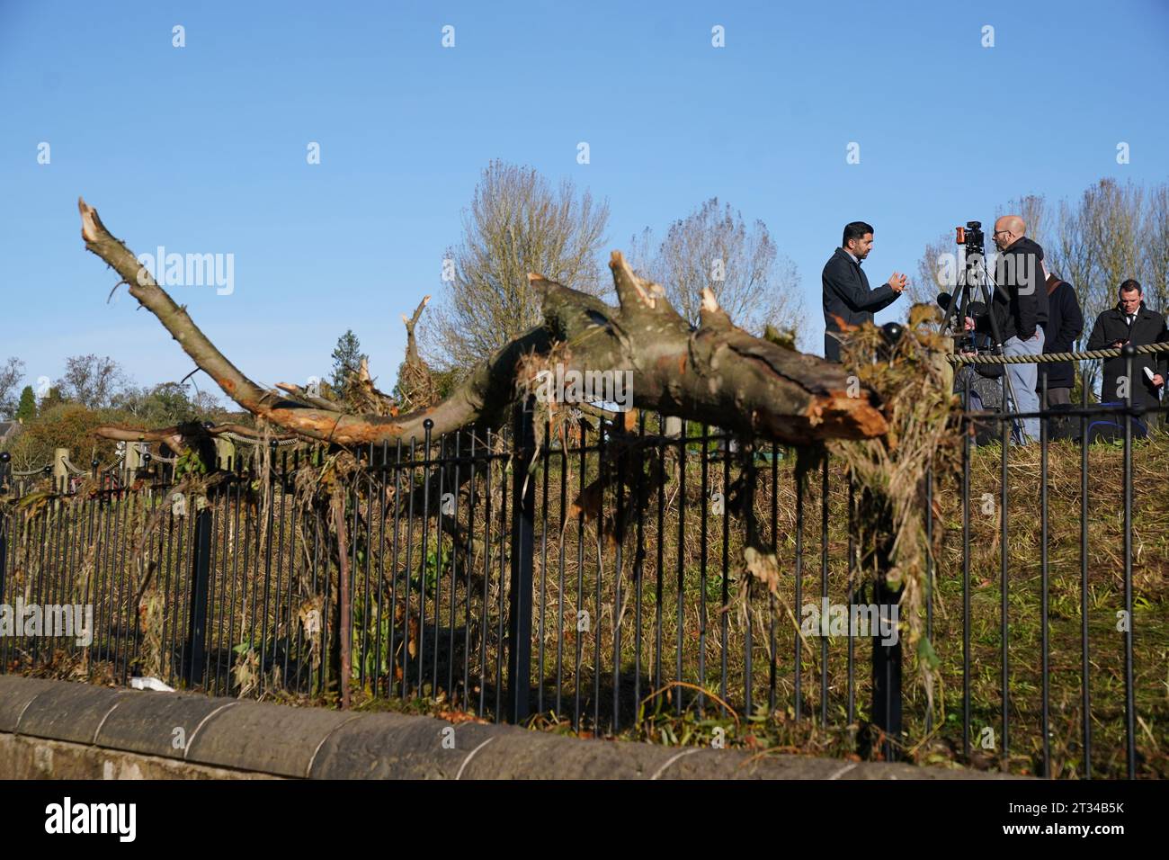 Il primo ministro Humza Yousaf parla ai media durante una visita a Brechin, in Scozia, per ringraziare i membri dei servizi di emergenza e il Consiglio Angus per i loro sforzi nel rispondere alle inondazioni causate da Storm Babet. Data immagine: Lunedì 23 ottobre 2023. Foto Stock