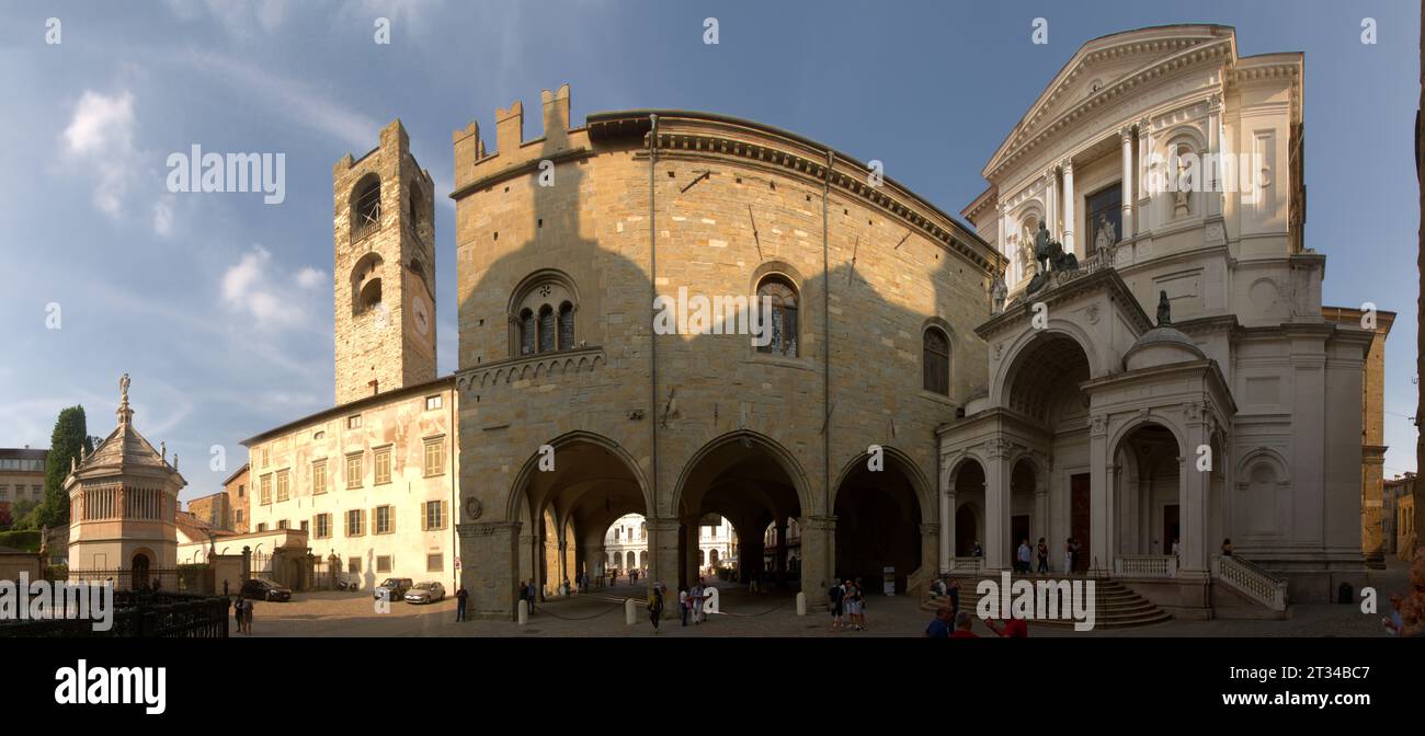 Cattedrale di Sant'Alessandro Martire a Bergamo, con gli archi del Palazzo della ragione e di Campanone Foto Stock