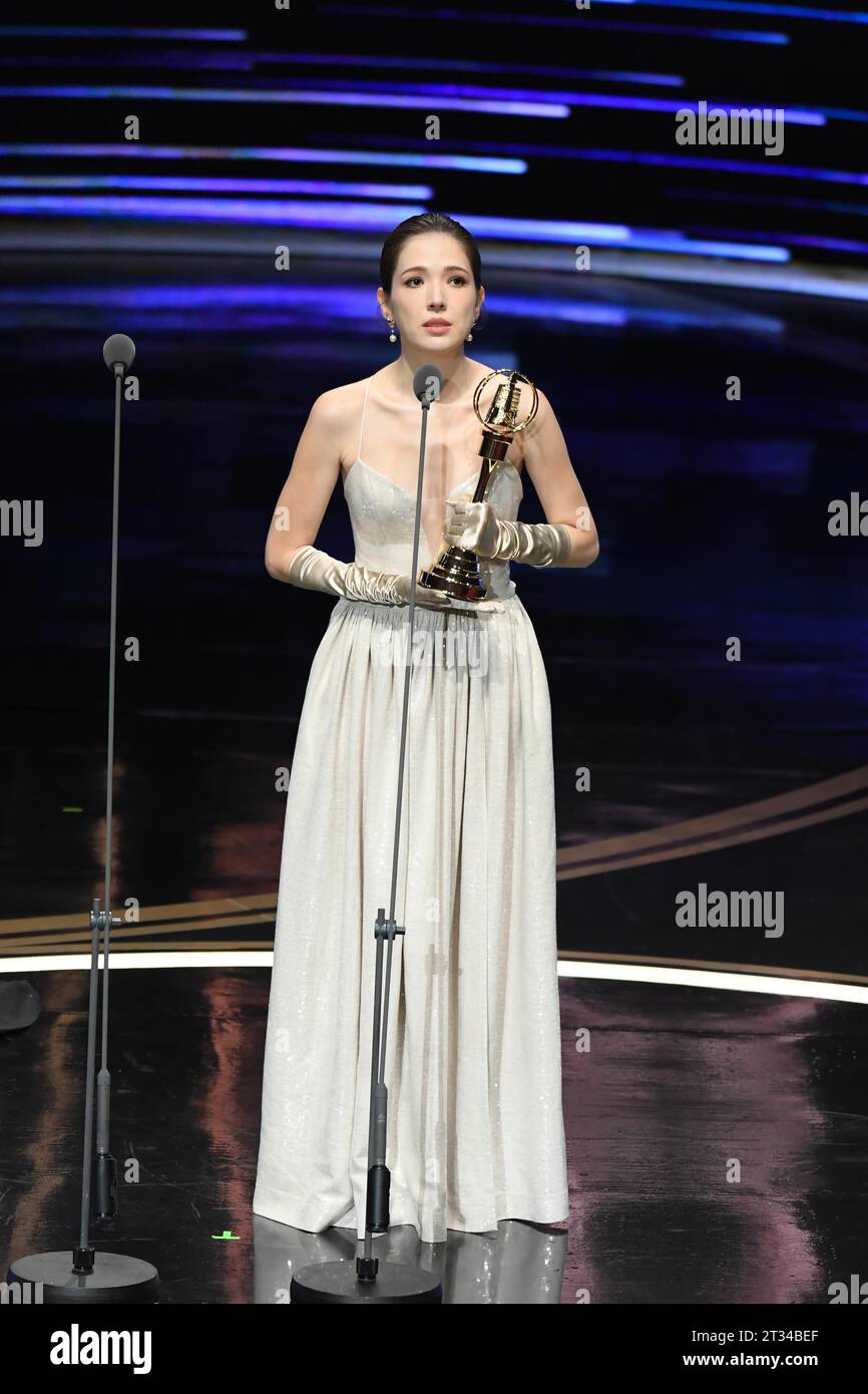 L'attrice taiwanese Hsu Wei-ning vince il 58° Golden Bell Award come miglior attrice protagonista in una miniserie o un film televisivo a Taipei, Taiwan, 21 anni Foto Stock