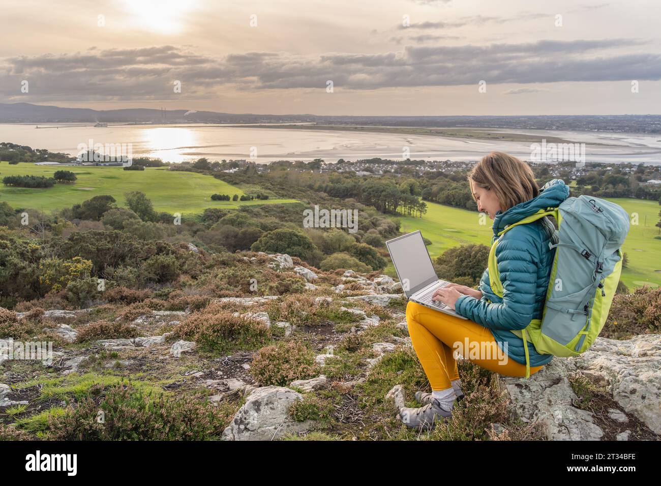 Imprenditrice nomade digitale che lavora con il suo notebook all'aperto Foto Stock