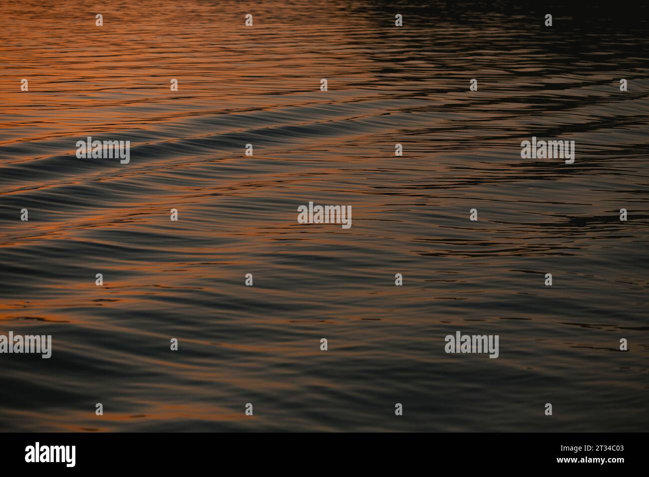 Lago con luci e colori al tramonto Foto Stock