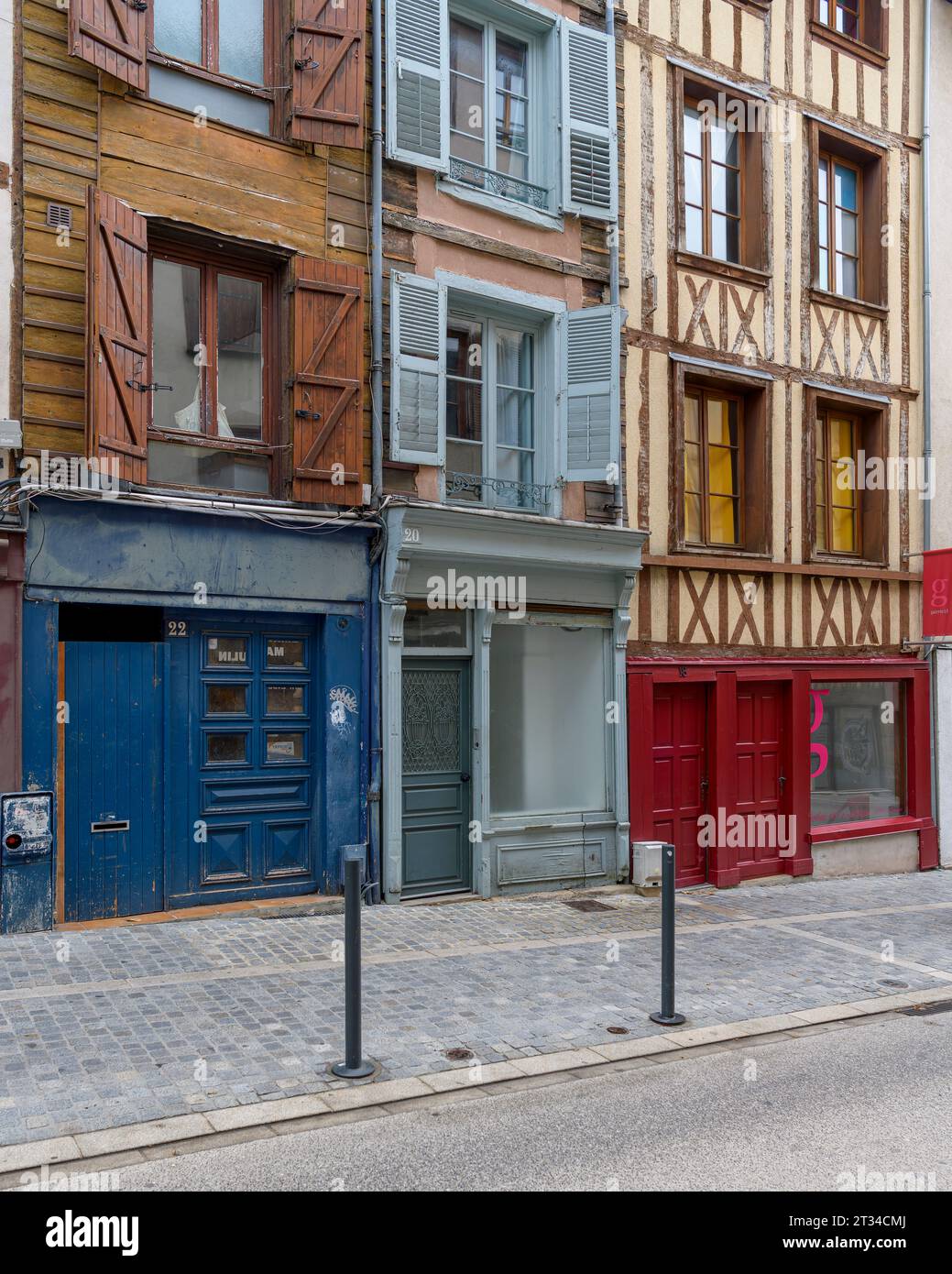 Caratteristiche case a schiera in legno a schiera su Rue Raspail, a Limoges, nella regione francese Nouvelle-Aquitaine. Foto Stock