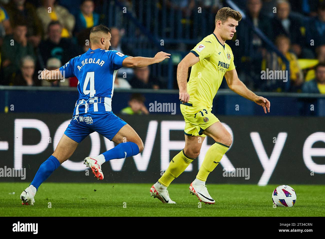 Alexander Sorloth del Villarreal CF e Aleksander Sedlar del Deportivo Alaves in azione durante la partita LaLiga EA Sports tra Villarreal CF e DEP Foto Stock