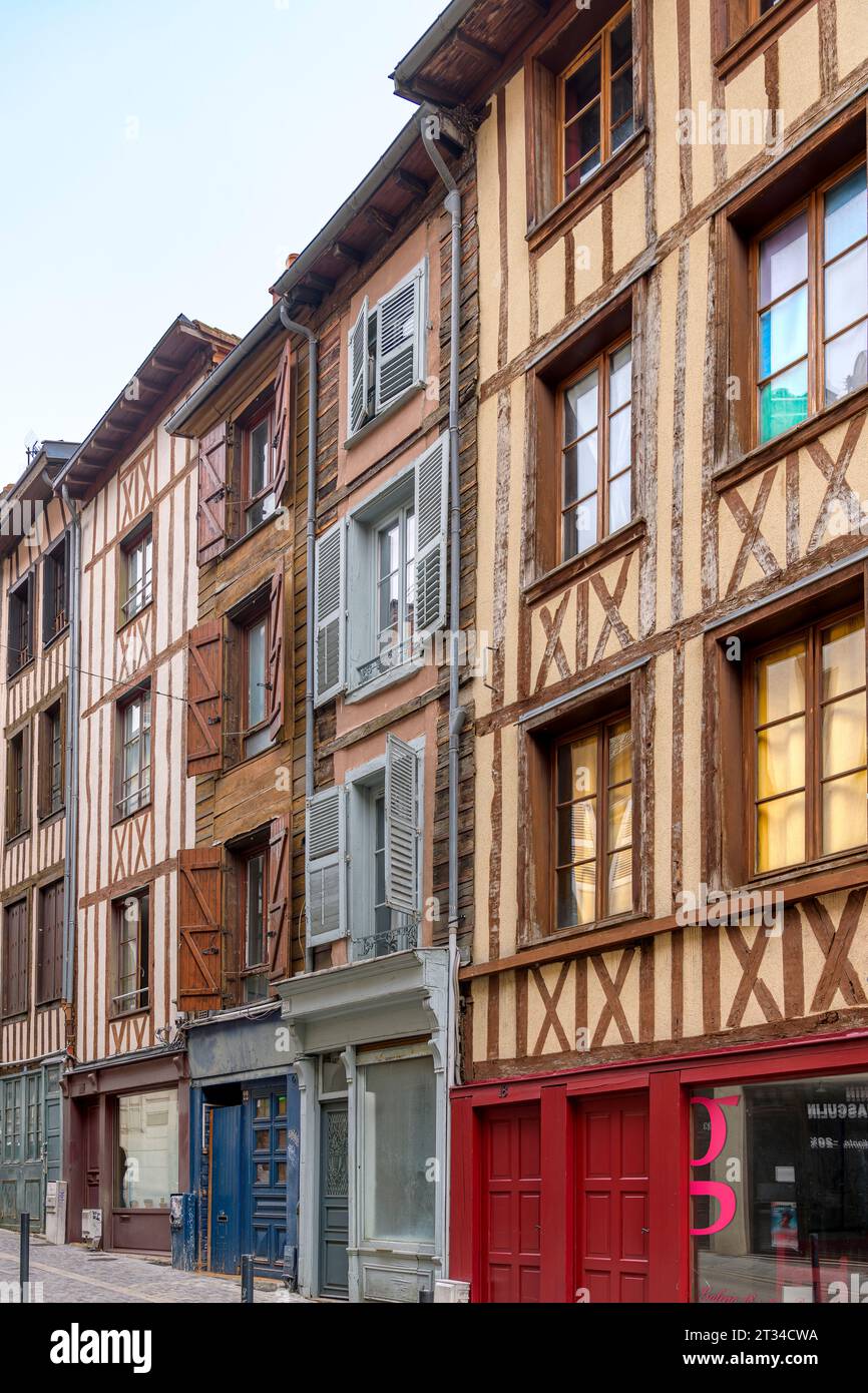 Caratteristiche case a schiera in legno a schiera su Rue Raspail, a Limoges, nella regione francese Nouvelle-Aquitaine. Foto Stock