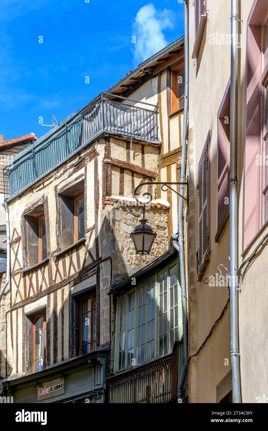 Caratteristiche case a schiera a graticcio in Rue de Gorre, a Limoges, nella regione francese Nouvelle-Aquitaine Foto Stock
