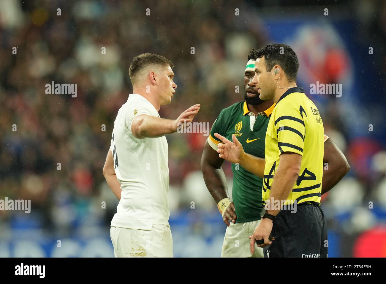 L'inglese Owen Farrell parla con l'arbitro Ben o'Keeffe durante la partita di semifinale della Coppa del mondo di rugby 2023 tra Inghilterra e Sudafrica allo Stade de France di Saint-Denis, in Francia, il 21 ottobre 2023. Crediti: FAR EAST PRESS/AFLO/Alamy Live News Foto Stock