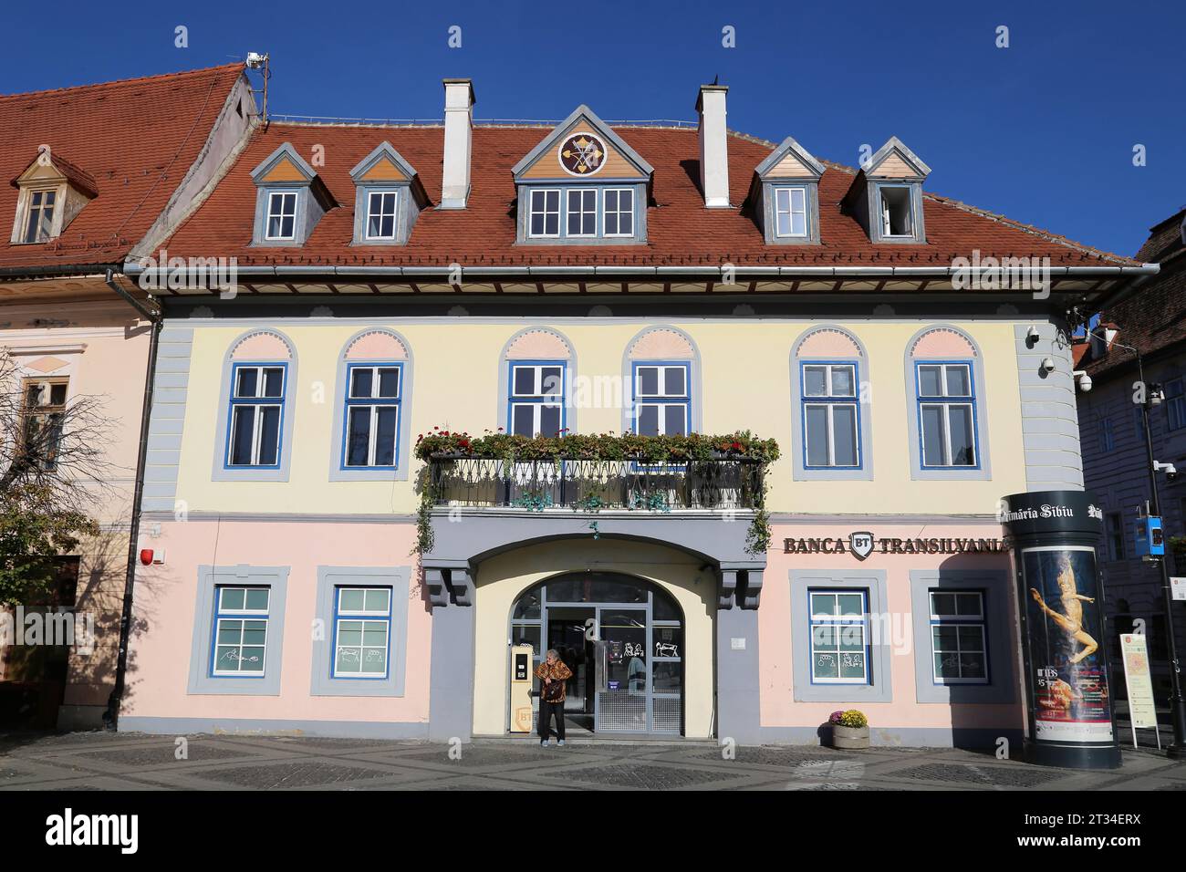 Banca Transilvania, Piața Mare (grande piazza), Sibiu, Contea di Sibiu, Transilvania, Romania, Europa Foto Stock