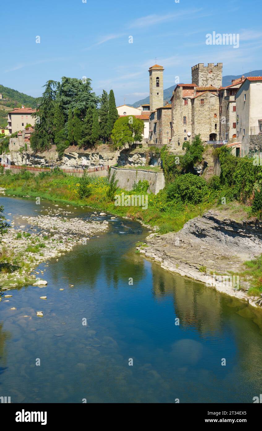 Paesaggio urbano di Capolona presso il fiume Arno nella zona del Casentino in Toscana, Italia Foto Stock