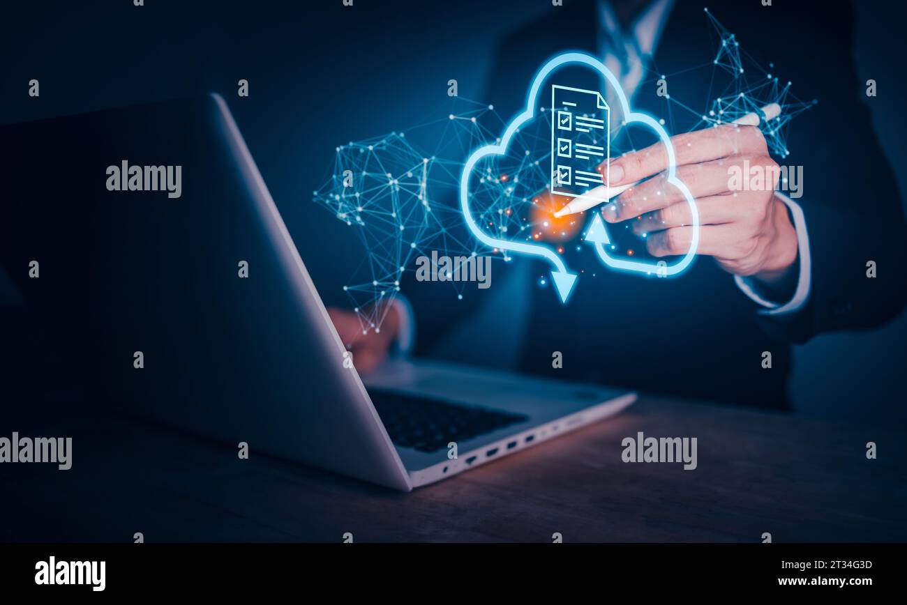 Concetto di tecnologia di cloud Connection computing con un laptop (notebook) utilizzato da un uomo d'affari. Trasferimento dati su social network, server e storage, Internet se Foto Stock
