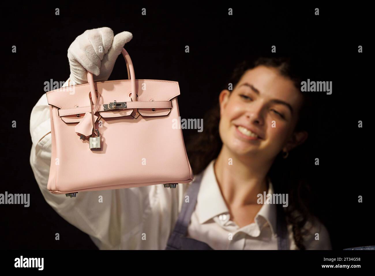 Londra, Regno Unito. 23 ottobre 2023. A Hermes Rose Sakura Swift in pelle Birkin 25 con Palladium hardware, circa 2023, stima £20,000-30,000 borse firmate Bonhams e vendita moda. La vendita prevede 338 lotti e si svolgerà mercoledì 25 ottobre. La vendita comprende disegni di Hermes, Christian Dior, Gucci, Dolce e Gabbana e Chanel e molti altri. Credito: Karl Black/Alamy Live News Foto Stock