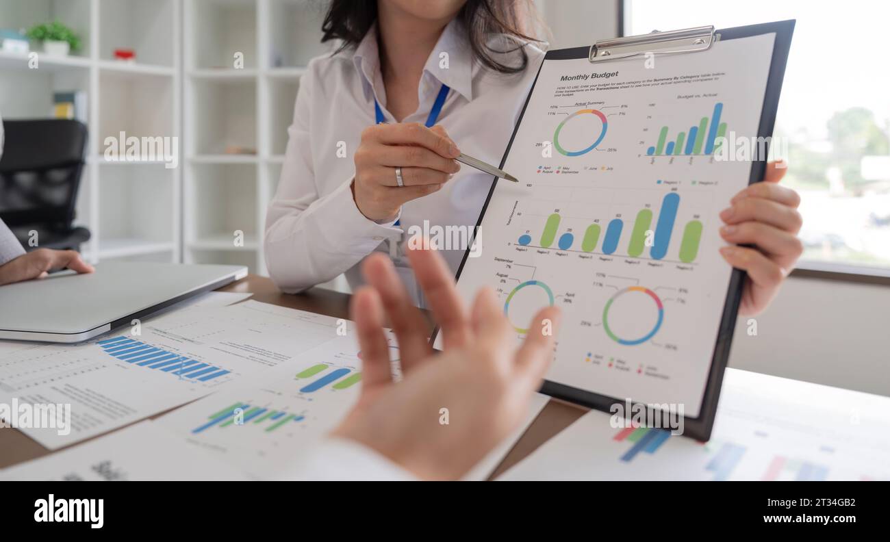 Finanza aziendale, contabilità, consulenti per gli investimenti, società di consulenza per piani di marketing per team aziendali che utilizzano laptop e attività di analisi dei computer Foto Stock